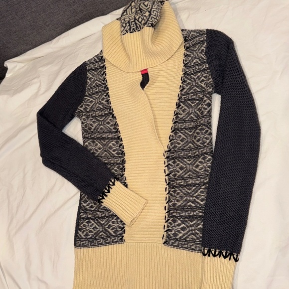 BKE Wool Blend Hooded Sweater Size Small - Picture 3 of 4